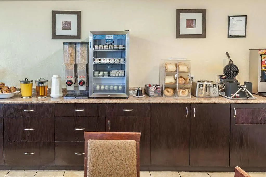 Super 8 By Wyndham Calgary/Airport Hotel 2*, Calgary