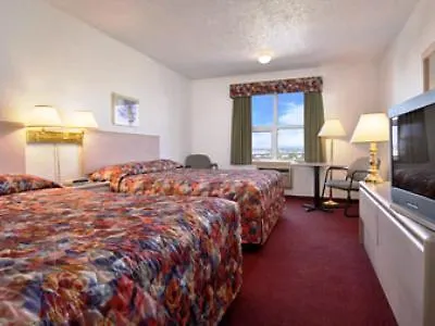 **  מלון Super 8 By Wyndham Calgary/Airport קנדה