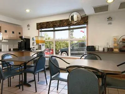 מלון Super 8 By Wyndham Calgary/Airport YYC