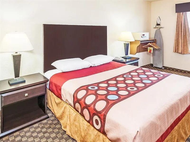 Super 8 By Wyndham Calgary/Airport Hotel