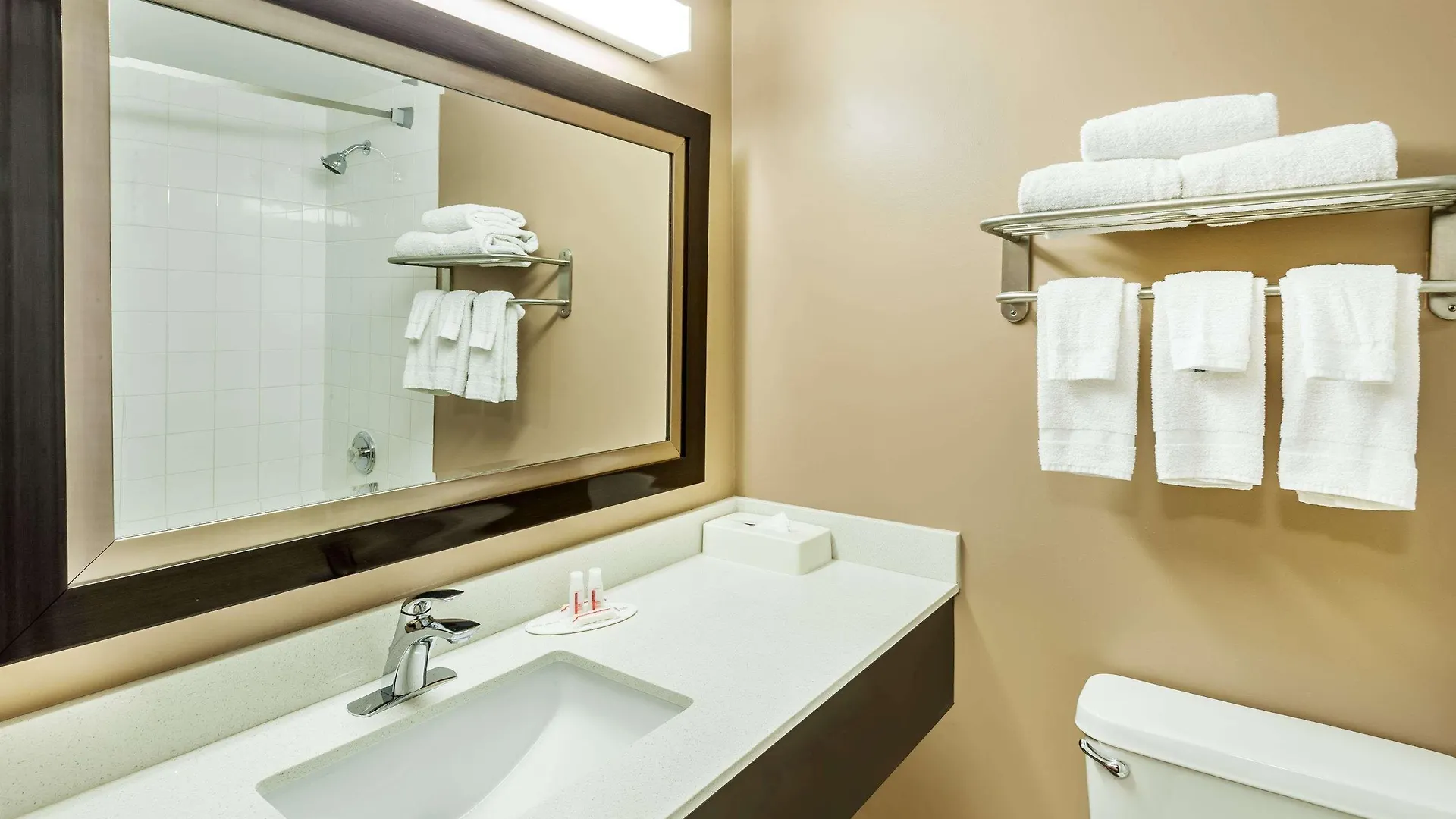 Super 8 By Wyndham Calgary/Airport Hotel