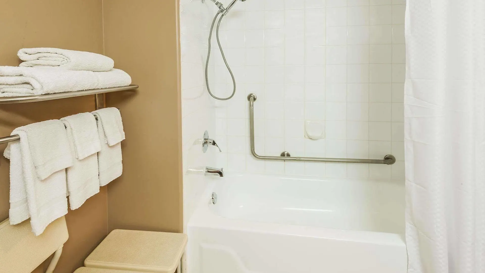Super 8 By Wyndham Calgary/Airport Hotel